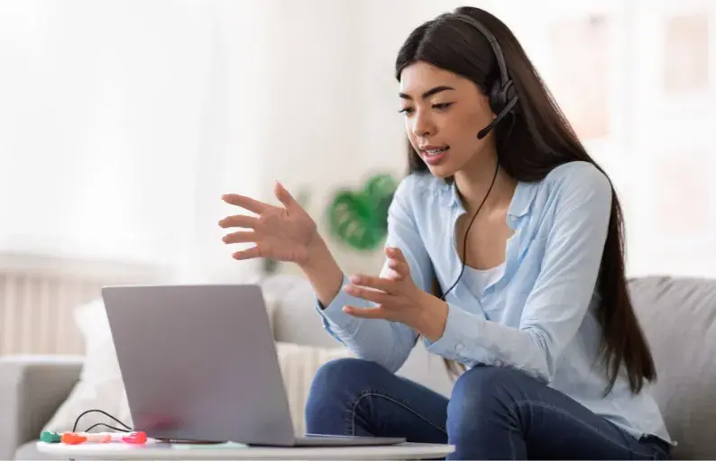 Qué aspectos podrían limitar la comunicación efectiva y la empatía en la formación a distancia