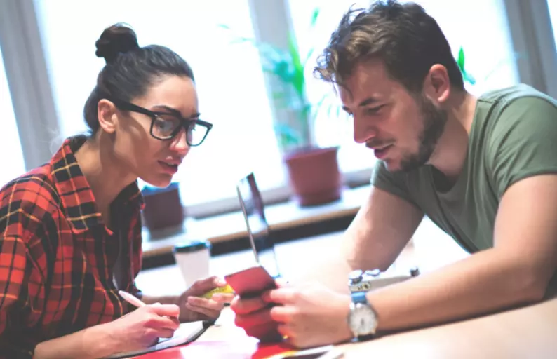 estudiantes aprendiendo con el móvil