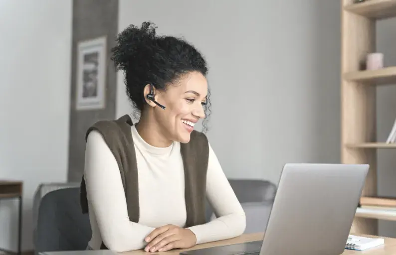 Presta atención a la comunicación verbal y al lenguaje corporal al dar clases online