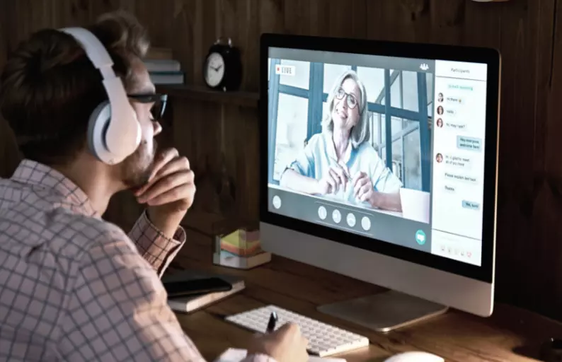 How to be an online teacher: communicative and resolutive profile