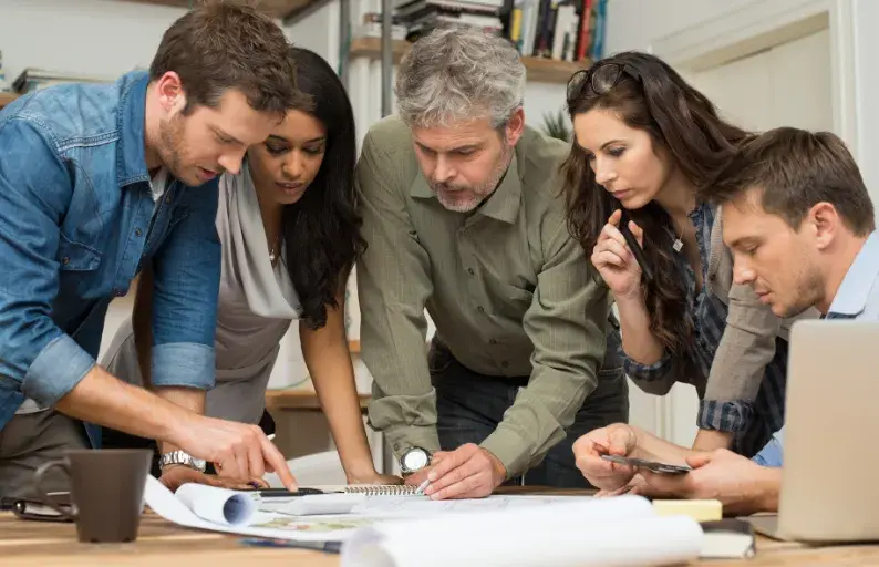 ¿Cuáles son los perfiles profesionales involucrados en un curso e-learning?