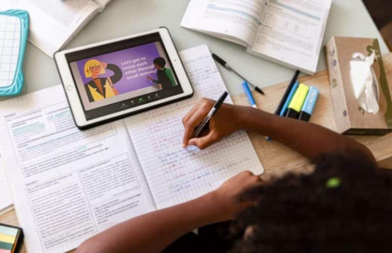 What does an examination academy need in an e-learning platform?