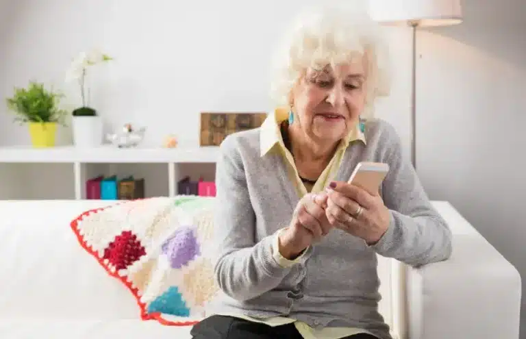 Come creare corsi digitali inclusivi per gli anziani